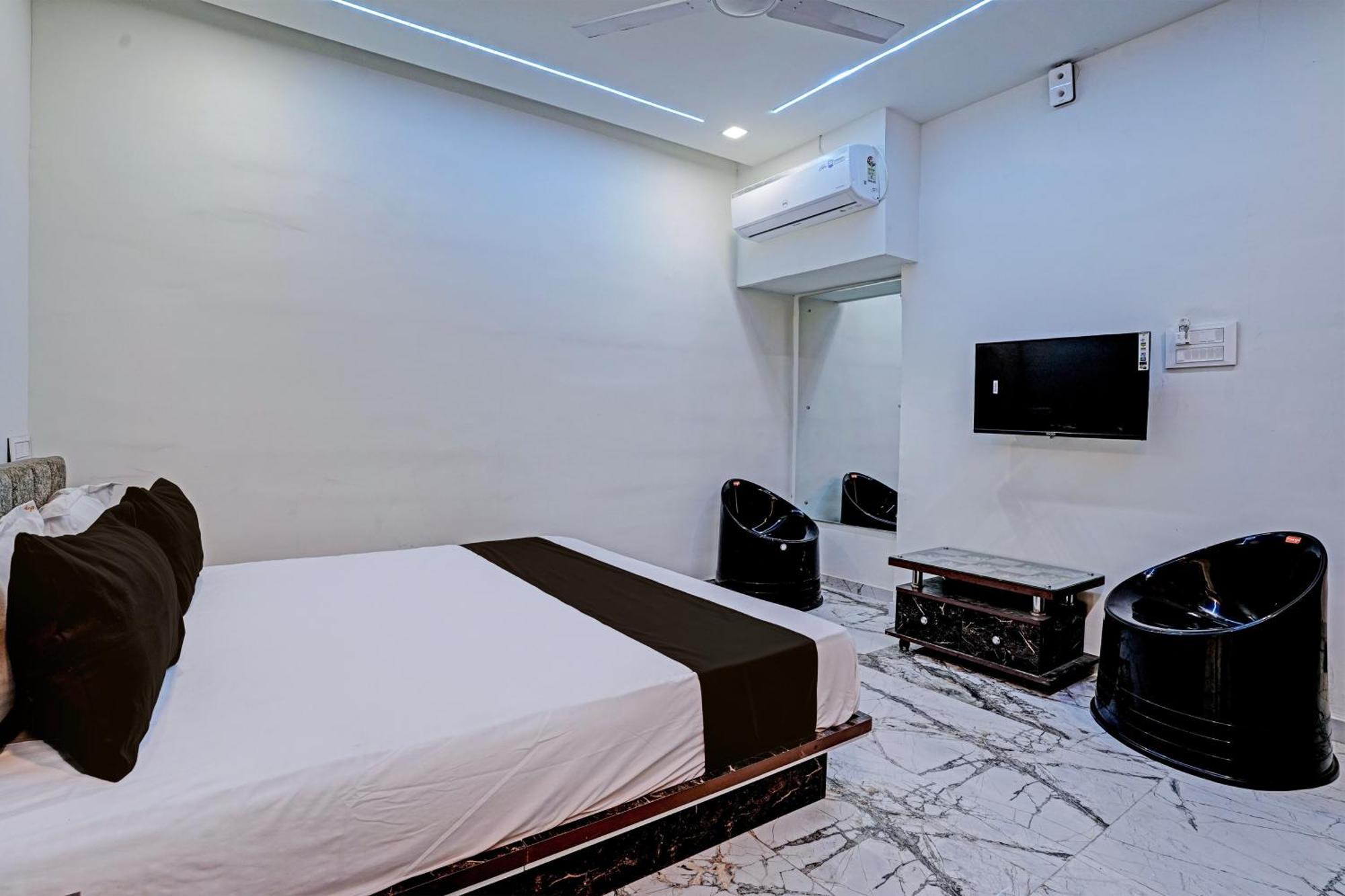 Hotel O White Palace Hotel Rádzskot Kültér fotó