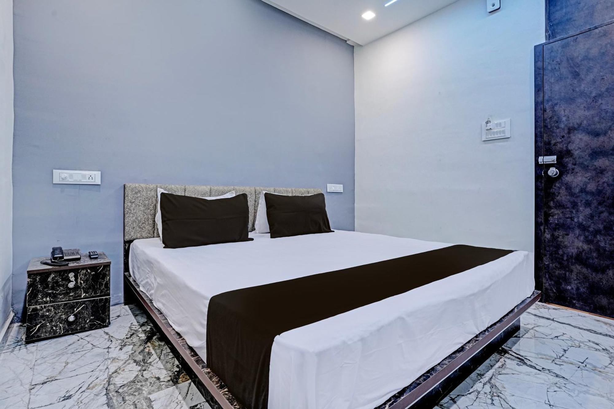 Hotel O White Palace Hotel Rádzskot Kültér fotó