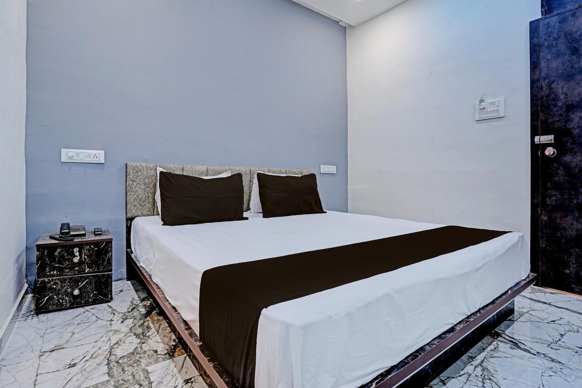 Hotel O White Palace Hotel Rádzskot Kültér fotó