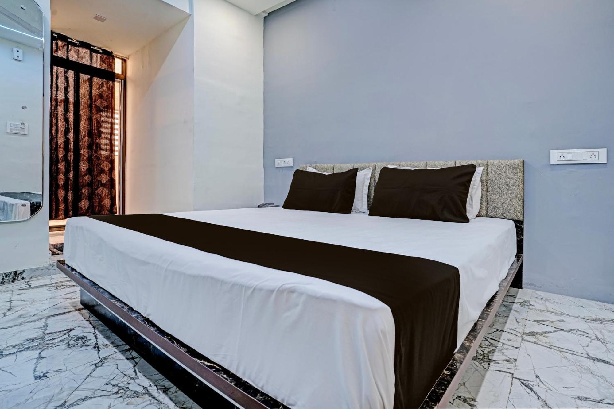 Hotel O White Palace Hotel Rádzskot Kültér fotó
