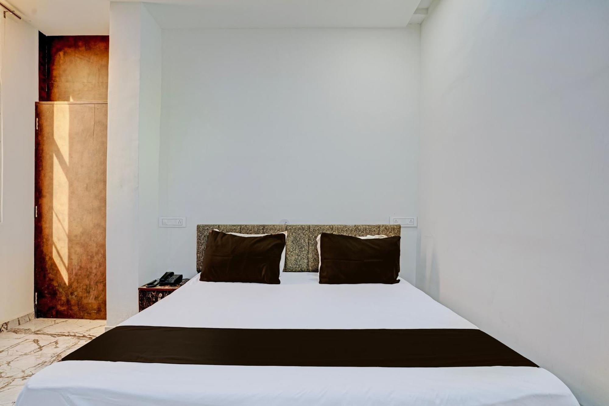 Hotel O White Palace Hotel Rádzskot Kültér fotó
