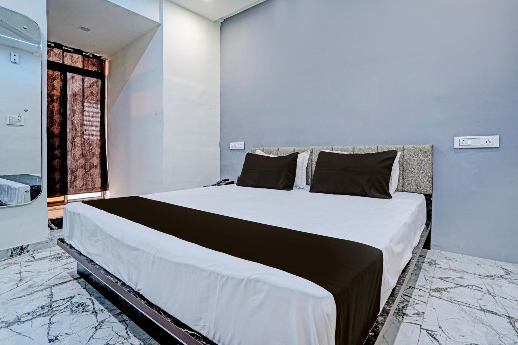 Hotel O White Palace Hotel Rádzskot Kültér fotó