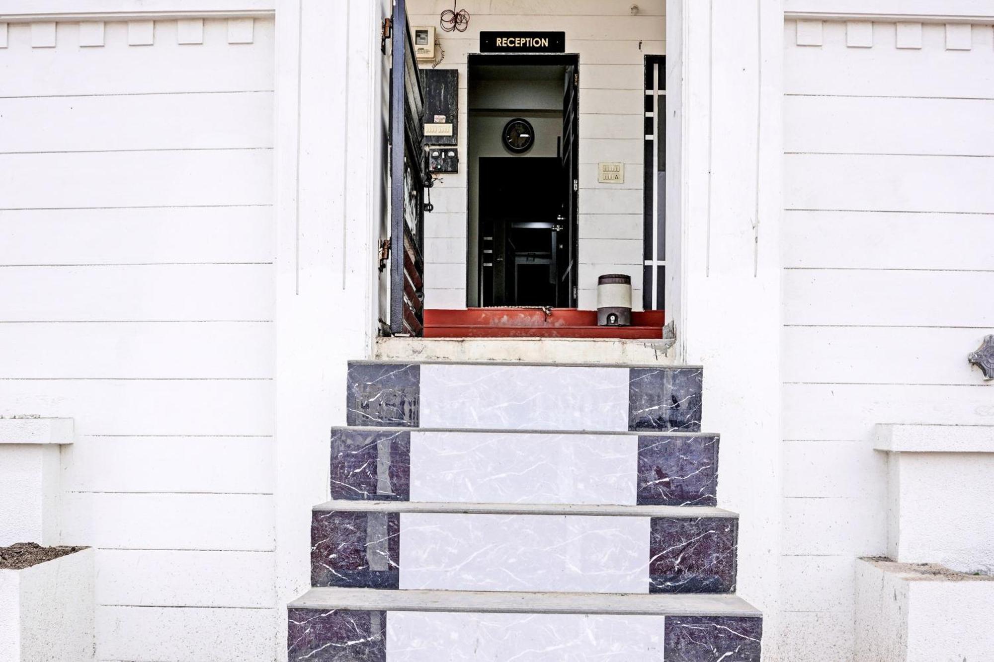 Hotel O White Palace Hotel Rádzskot Kültér fotó